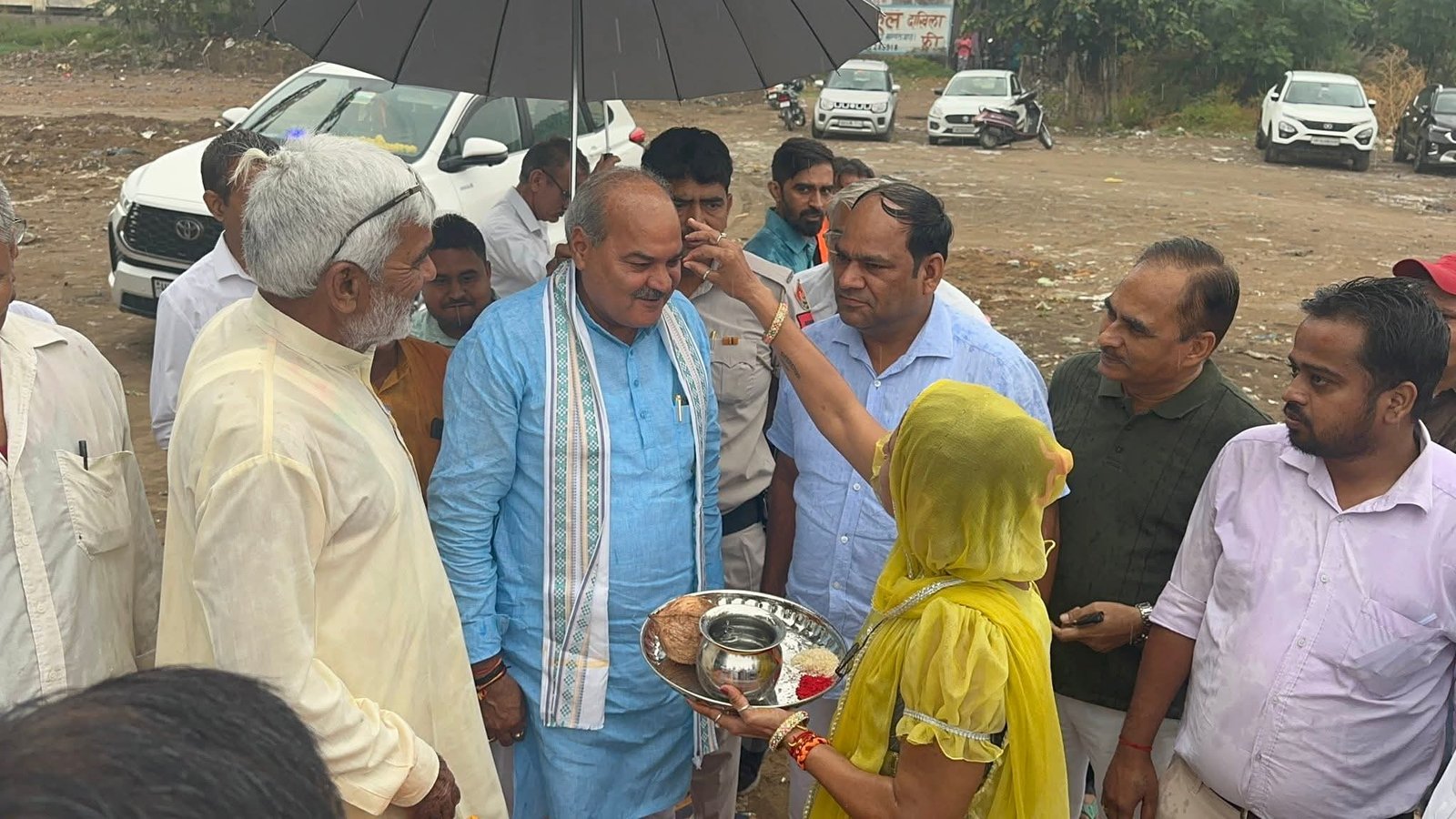 सोमवार को विधायक लक्मण यादव ने करीब 12.78 करोड़ रुपये की लागत से बनने वाले आधुनिक बस स्टैंड की नींव रखी और विधिवत नारियल फोड़कर निर्माण कार्य की शुरुआत की