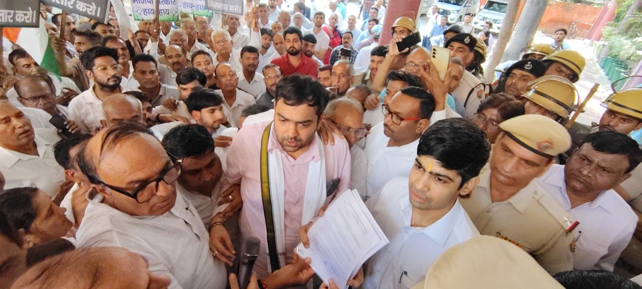 Breaking News: चिरंजीव राव के नेतृत्व में कांग्रेस कार्यकर्ताओं का रेवाड़ी में विरोध प्रदर्शन