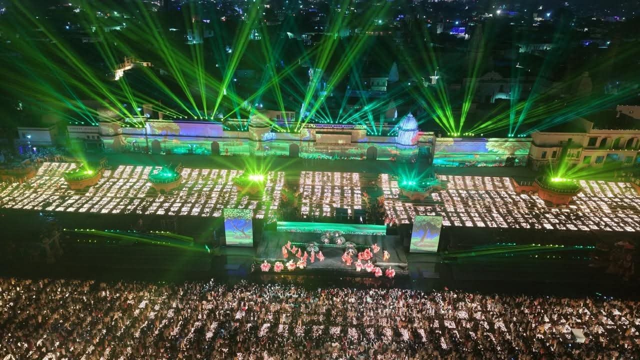 Ayodhya News: 26 लाख दीयों से जगमगाया सरयू घाट, दीपोत्सव पर बने दो विश्व रिकॉर्ड