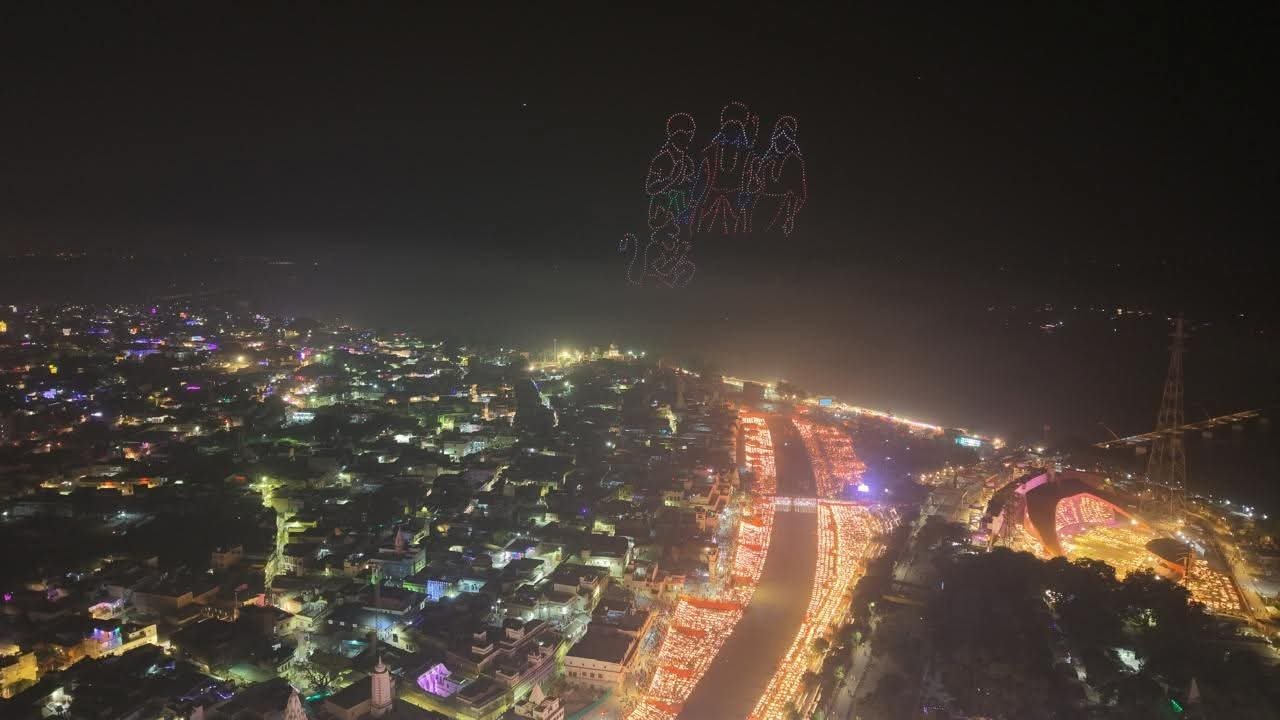 Ayodhya News: 26 लाख दीयों से जगमगाया सरयू घाट, दीपोत्सव पर बने दो विश्व रिकॉर्ड