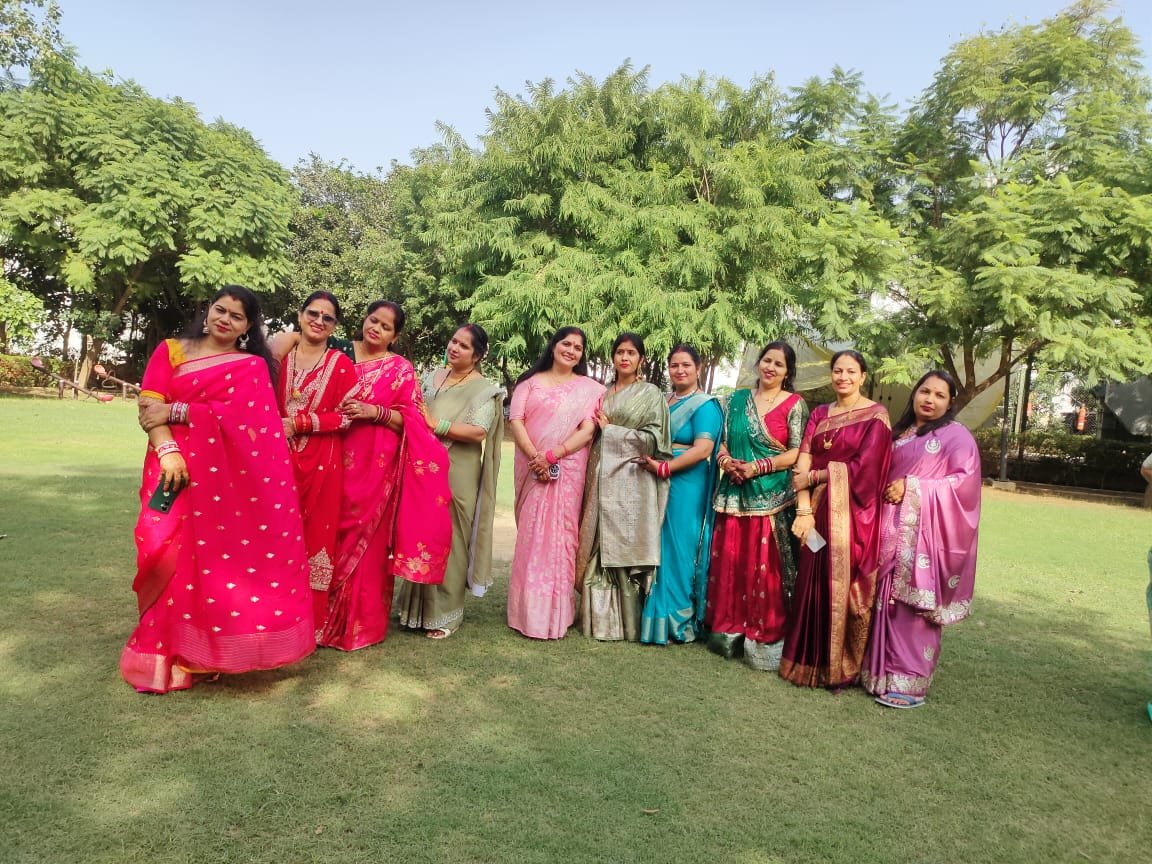 धारूहेड़ा: एमटूके सोसायटी में महिलाओं ने शुक्रवार को करवा चौध पर्व पर हषोंल्लास से मनाया गया।