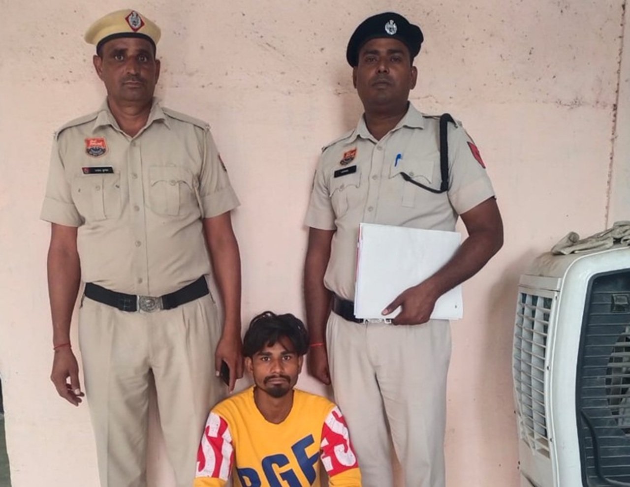 धारूहेड़ा: स्थानीय पुलिस ने जगंल बब्लर कम्पेल्स धारूहेड़ा के पास एक युवती का मोबाइल फोन छिनने के मामले में एक आरोपी को चंद घंटो में ही गिरफ्तार कर लिया है।