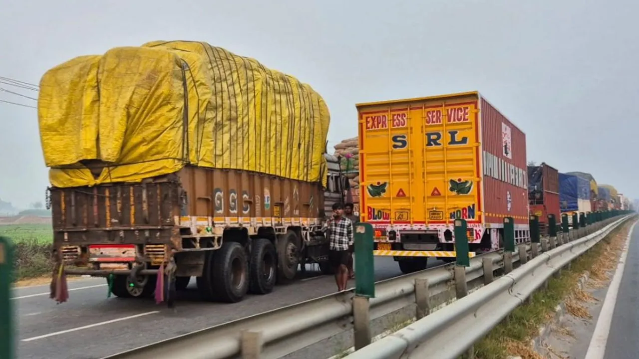 Haryana: हरियाणा-यूपी बॉर्डर पर धान के ट्रकों की रोक, लंबी लाइनें और ट्रैफिक जाम ने आम लोगों की मुश्किल बढ़ाई!