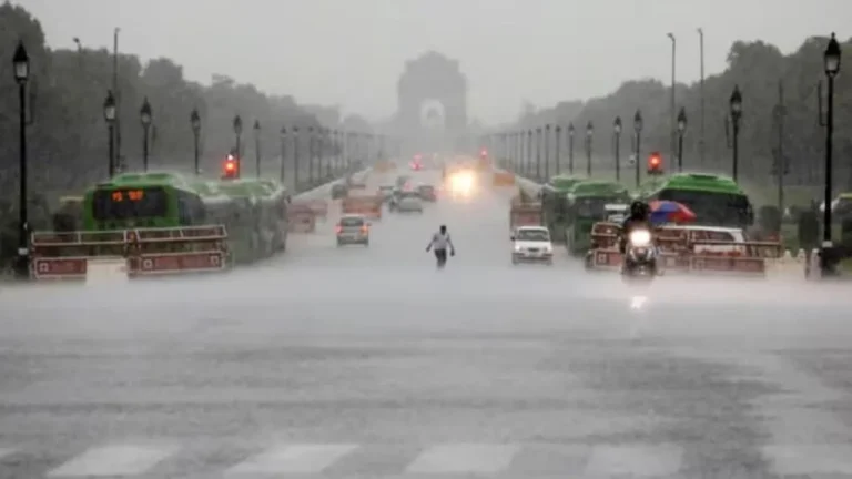 Delhi Weather: दिल्ली फिर बनी गैस चेंबर! ठंड और धुंध के बीच हवा हुई ज़हरीली, सांस लेना हुआ मुश्किल!