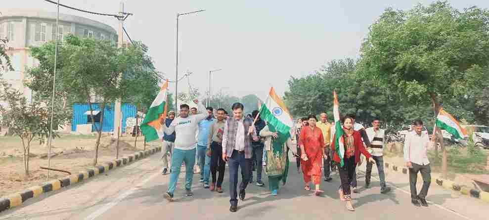 दिल्ली में हुए आतमघाती हमले के विरोध में निकाला पैदल मार्च