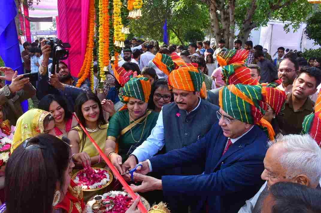 Haryana News: इंदिरा गांधी विश्वविद्यालय, रेवाड़ी में 8वें इंटर जोनल युवा महोत्सव हिंडोला-2025 का बड़े उत्साह के साथ भव्य आगज किया गया।