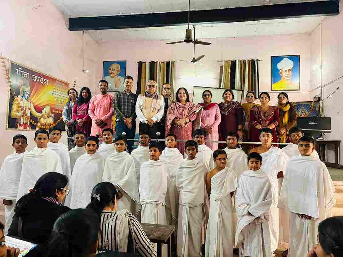 अंतरराष्ट्रीय गीता महोत्सव 2025 के उपलक्ष्य में खंड रेवाड़ी के अंतर्गत सभी विद्यालयों की खंड स्तरीय प्रतियोगिता राजकीय वरिष्ठ माध्यमिक विद्यालय रेवाड़ी में आयोजित की गई।