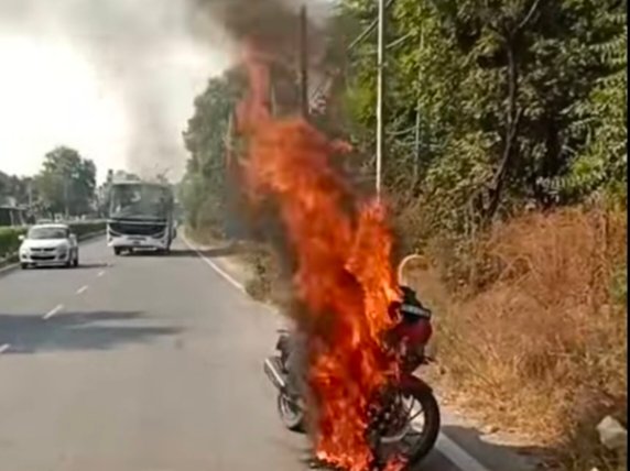 रेवाड़ी दिल्ली मार्ग पर चलती बाइक में लगी आग: बड़ा हादसा टला