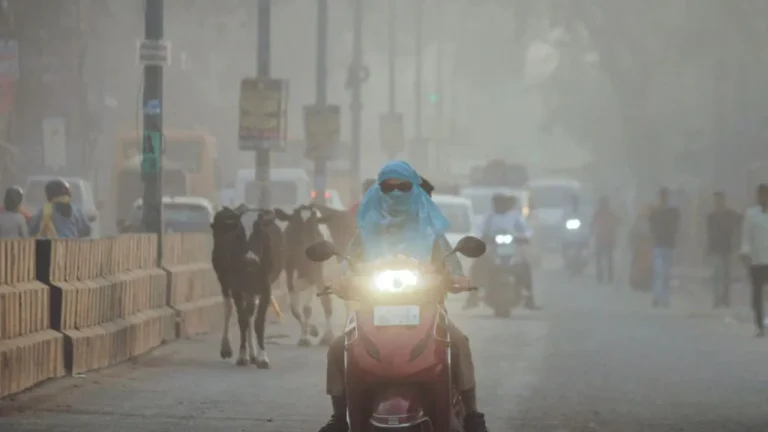 Delhi AQI Today: दिल्ली की हवा खतरनाक स्तर पर! AQI 400+, GRAP-4 भी फेल—तापमान गिरने से हाल और बिगड़ेगा?