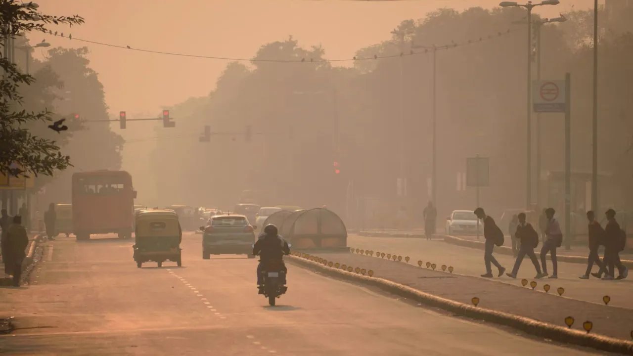 Air Pollution: राजधानी और आसपास के इलाकों में प्रदूषण ने मचाई तबाही, AQI ने स्वास्थ्य के लिए दी बड़ी चेतावनी