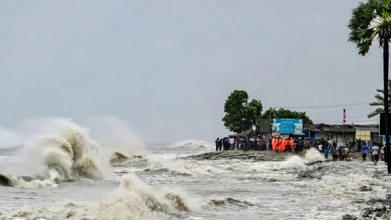 Cyclone Ditwah तमिलनाडु-आंध्र-पूडुचेरी तट पर, भारी बारिश और तूफानी हवाओं की आशंका