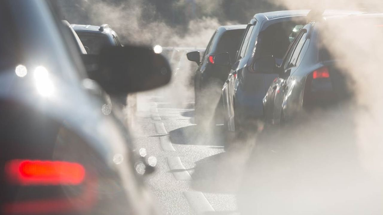 Delhi News: दिल्ली की हवा जहरीली, MCD ने प्रदूषण नियंत्रण में कसी कमर, भारी जुर्माने की तैयारी