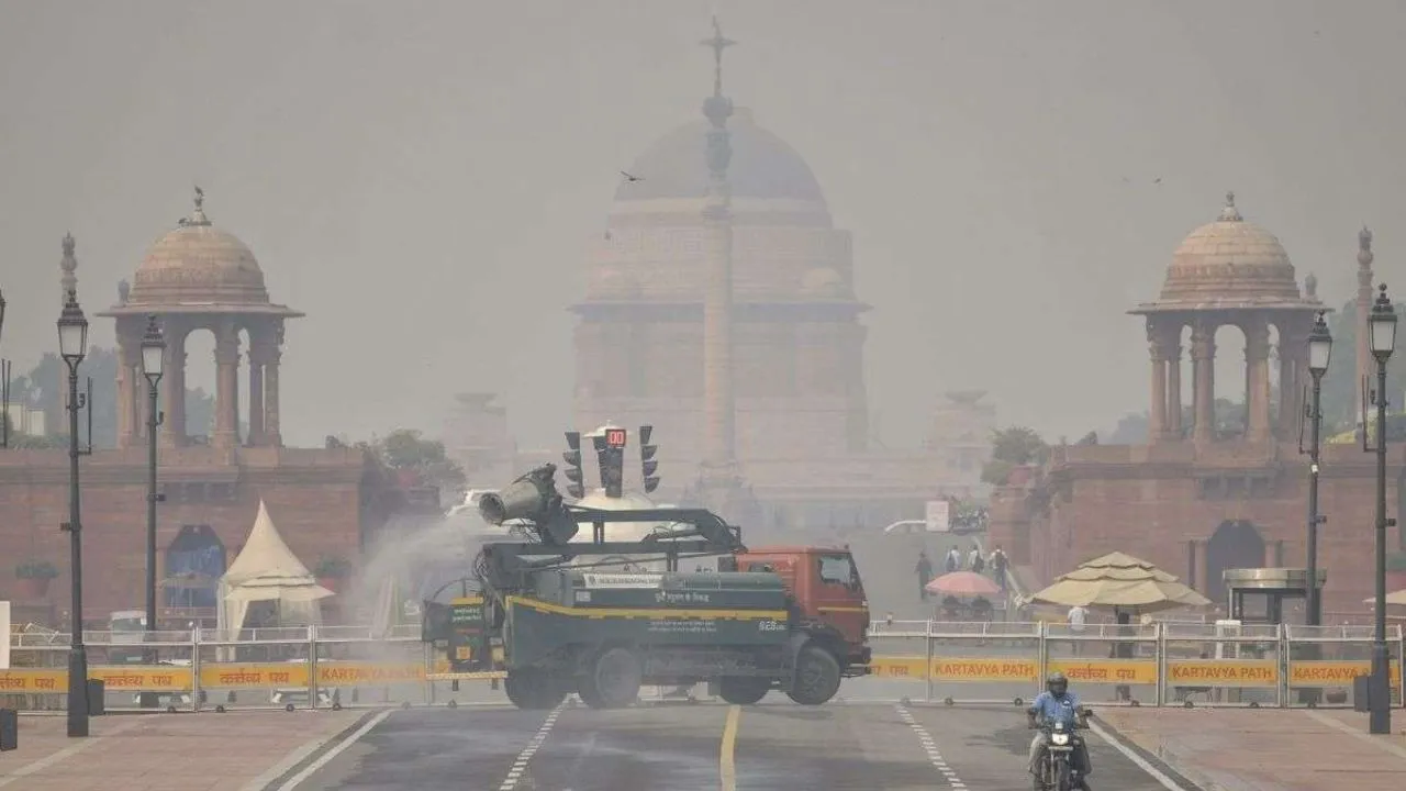 Delhi Pollution: दिल्ली में प्रदूषण की चपेट, गंभीर AQI ने बढ़ाई सांस की तकलीफ, जानिए कब तक रहेगा असर