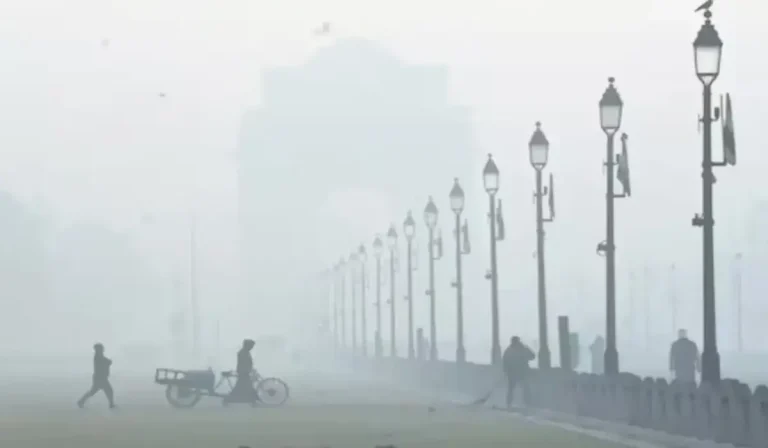 Delhi Weather Update: दिल्लीवासियों के लिए ठंडी खबर, न्यूनतम तापमान 10 डिग्री से नीचे, 26-30 नवंबर तक मौसम रहेगा साफ