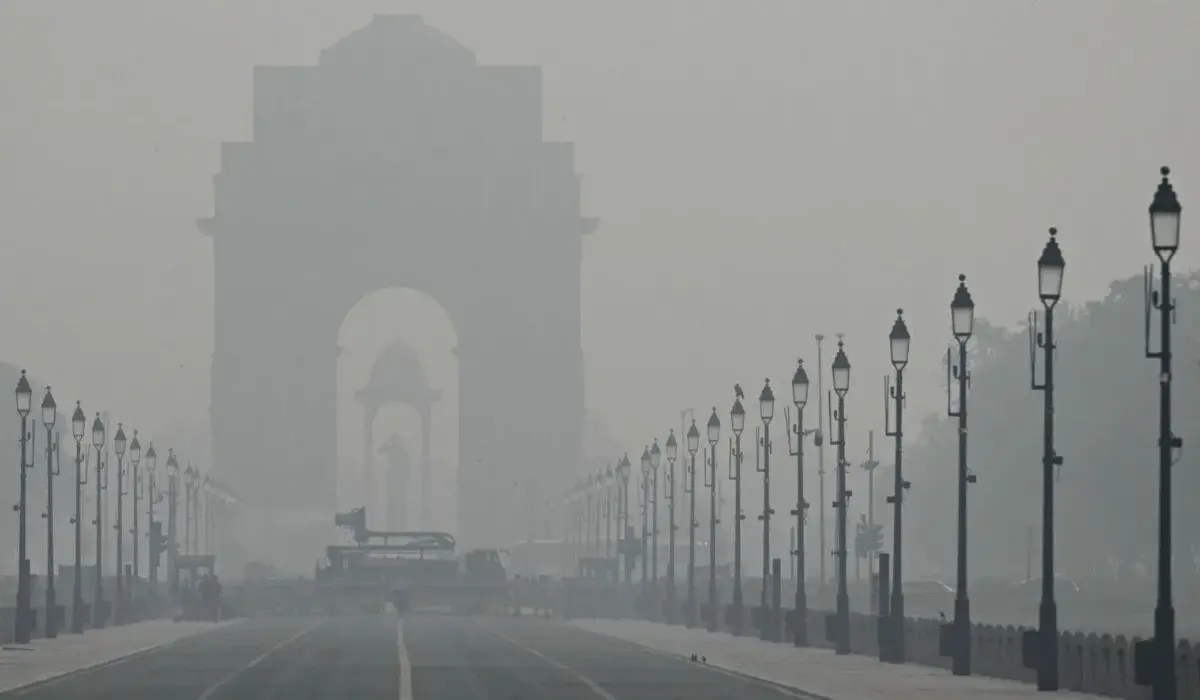 Delhi pollution: दिल्ली-एनसीआर में हवा की गुणवत्ता बेहद खराब, एक्यूआई 400 से ऊपर, सांस लेना हुआ मुश्किल