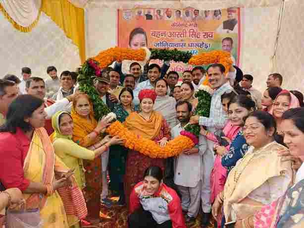 जोनियावास में चार्य पर हुई चर्चा, स्वास्थ्य मंत्री आरती राव का किया गया स्वागत