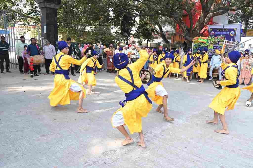 रेवाड़ी:  धन-धन श्री गुरु तेग बहादुर जी के 350वें शहीदी दिवस के उपलक्ष्य में फरीदाबाद से चली हिंद की चादर तीसरी शहीदी यात्रा का रविवार को रेवाड़ी जिला में आगमन पर श्रद्धापूर्वक स्वागत किया गया