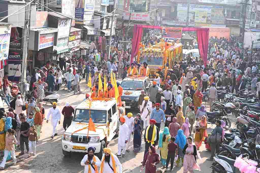 रेवाड़ी:  धन-धन श्री गुरु तेग बहादुर जी के 350वें शहीदी दिवस के उपलक्ष्य में फरीदाबाद से चली हिंद की चादर तीसरी शहीदी यात्रा का रविवार को रेवाड़ी जिला में आगमन पर श्रद्धापूर्वक स्वागत किया गया