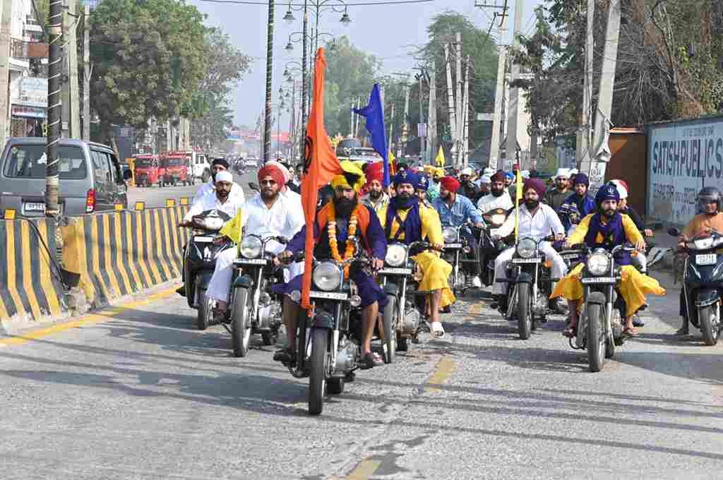 रेवाड़ी:  धन-धन श्री गुरु तेग बहादुर जी के 350वें शहीदी दिवस के उपलक्ष्य में फरीदाबाद से चली हिंद की चादर तीसरी शहीदी यात्रा का रविवार को रेवाड़ी जिला में आगमन पर श्रद्धापूर्वक स्वागत किया गया