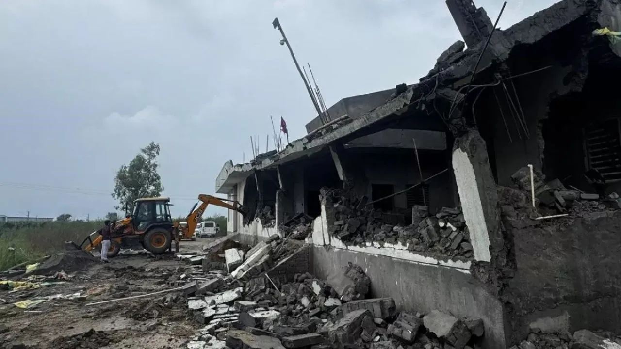 Haryana: सोनिपट बायपास के पास अवैध निर्माण तोड़ा गया, SMDA ने जारी रखा जमीन मुक्त करने का अभियान