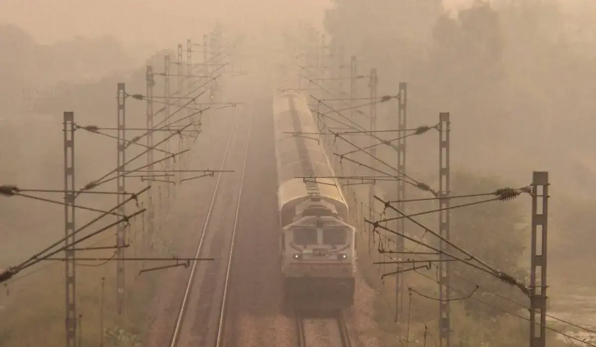 Indian Railways: दिल्ली में ठंड का कहर बढ़ा, कोहरे से ट्रेनें हो रही लेट, यात्रियों को हो रही भारी परेशानी