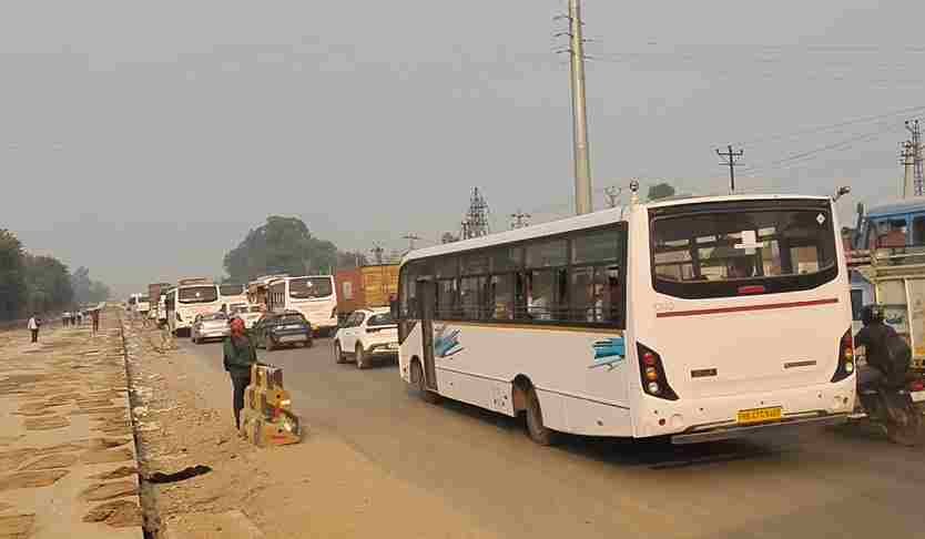 कापडीवास चैक पोस्ट से पुसिस नदारद, रोज लगता है पर जाम