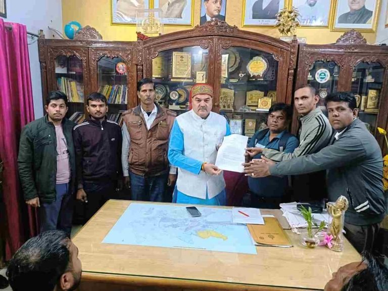 Haryana News: DBC कर्मियों नें मांगो को लेकर रेवाड़ी के विधायक को सोंपा ज्ञापन, जानिए क्या है मांग