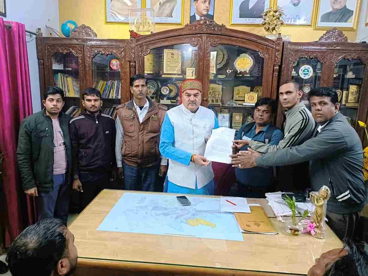 डीबीसी कर्मियों नें मांगो को लेकर रेवाड़ी के विधायक को सोंपा ज्ञापन, जानिए क्या है मांग