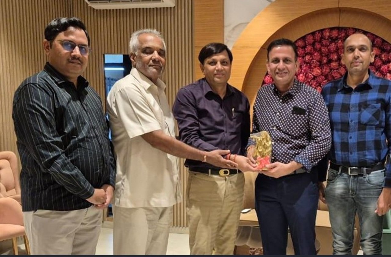 महेश यादव को केंद्र सरकार के कार्मिक और प्रशिक्षण विभाग (डीओपीटी) द्वारा अक्टूबर में जारी आदेश द्वारा पदोन्नत कर संघ लोक सेवा आयोग (यूपीएससी) में डिप्टी सेक्रेटरी (उप सचिव) के पद पर पदस्थापित किया गया