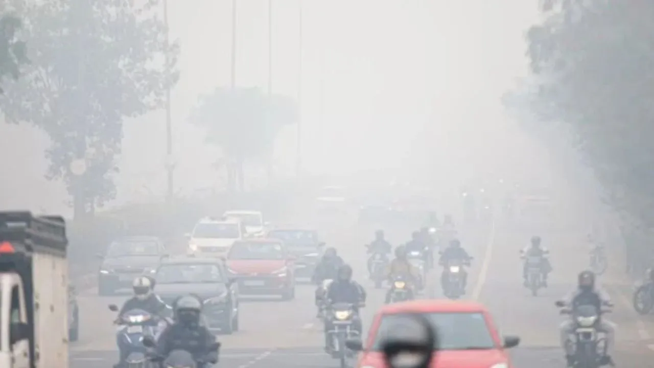 Pollution Alert: Delhi में Offices अब आधे Staff के साथ, बाकी Employees घर से करेंगे काम, जानिए पूरी जानकारी