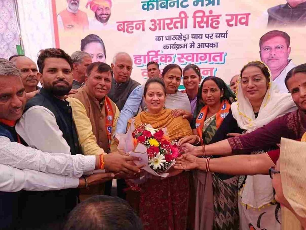 धारूहेड़ा: बेस्टेक सोसायटी में लोगो की समस्या सुनती हुई स्वास्थ्य मंत्री आरती राव व स्वागत करत हुए लोग