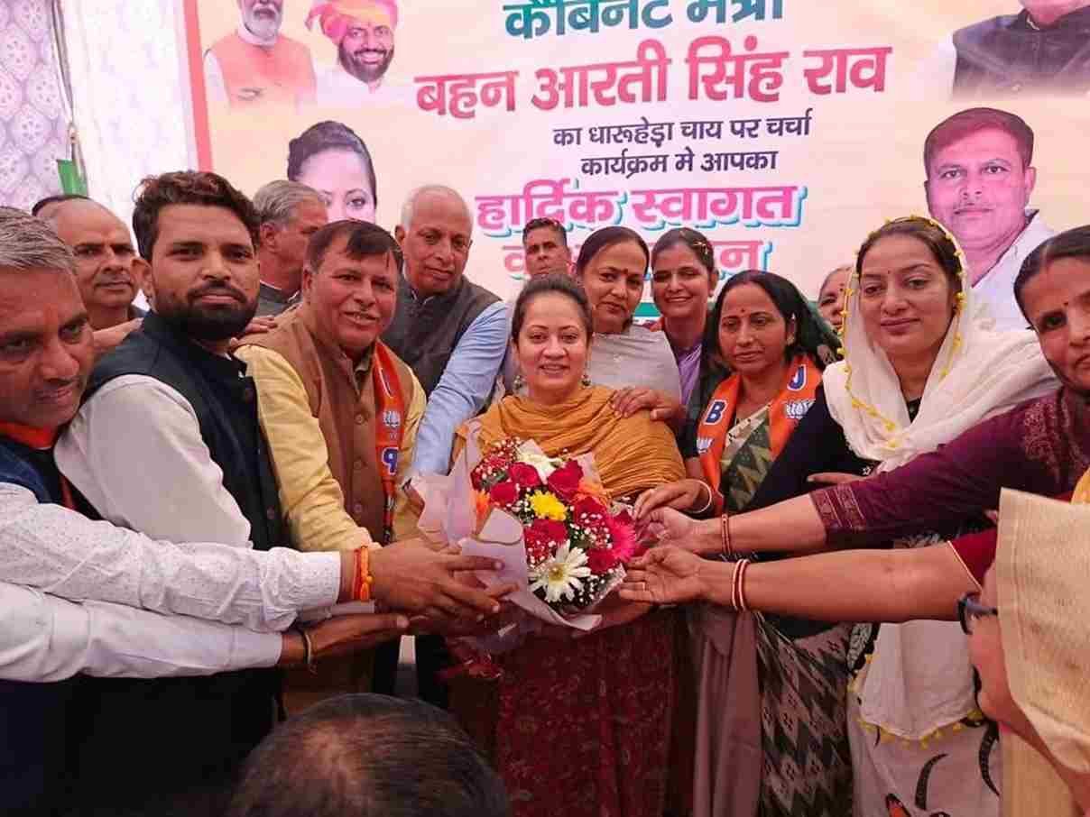 धारूहेड़ा: बेस्टेक सोसायटी में लोगो की समस्या सुनती हुई स्वास्थ्य मंत्री आरती राव व स्वागत करत हुए लोग