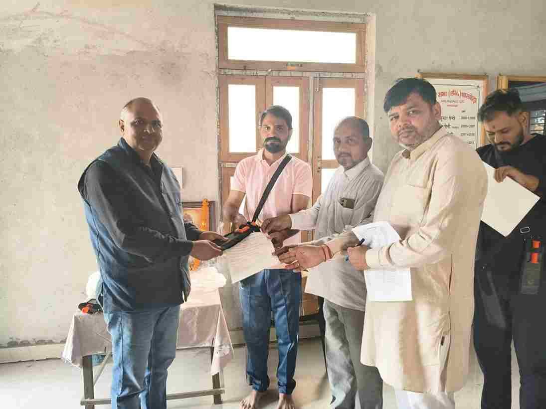 धारूहेड़ा। नगर सर्व हिंदू समाज की ओर से रविवार को त्रिशूल दीक्षा कार्यक्रम का आयोजन किया गया। यह कार्यक्रम विश्व हिंदू परिषद के नगर अध्यक्ष जितेंद्र यादव की देखरेख में संपन्न हुआ। आयोजन में धारूहेड़ा नगर के विभिन्न बस्तियों और कॉलोनियों से जुड़े लगभग 55 से अधिक कार्यकर्ता सम्मिलित हुए और धार्मिक उत्साह के साथ कार्यक्रम में भाग लिया। कार्यक्रम के दौरान देवेंद्र ने उपस्थित कार्यकर्ताओं को बौद्धिक संबोधन दिया और समाजिक एकता तथा संगठन की शक्ति पर प्रकाश डाला। कार्यक्रम में जिला सह निधि प्रमुख धर्मपाल श्योराण विशेष अतिथि के रूप में उपस्थित रहे, जिनका पटका पहनाकर स्वागत किया गया। आयोजन स्थल पर जय श्री राम के जयघोष से पूरा माहौल भक्तिमय हो गया। कार्यक्रम के सफल आयोजन पर नगर सर्व हिंदू समाज के पदाधिकारियों व कार्यकर्ताओं का आभार जताया। आयोजन का उद्देश्य समाज में एकता, संस्कार और संगठन की भावना को मजबूत करना है। धारूहेड़ा: सर्व हिंदू समाज की ओर से मनाया गया त्रिशूल दीक्षा का