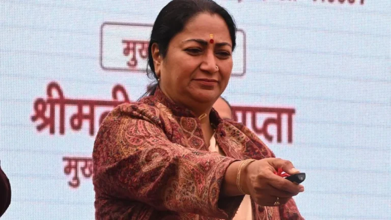 Delhi में 12 MCD सीटों की जंग! BJP, AAP और कांग्रेस के बीच सियासी मुकाबला, Rekha Gupta की चुनौती