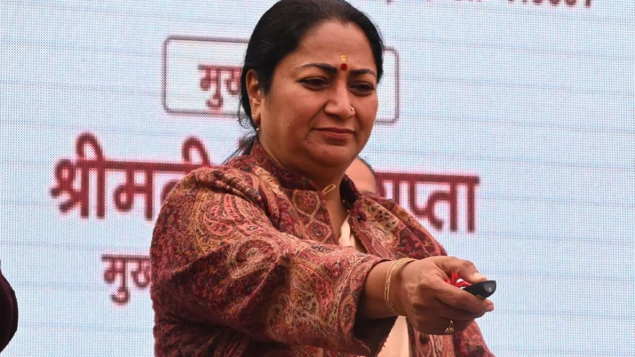 Delhi में 12 MCD सीटों की जंग! BJP, AAP और कांग्रेस के बीच सियासी मुकाबला, Rekha Gupta की चुनौती