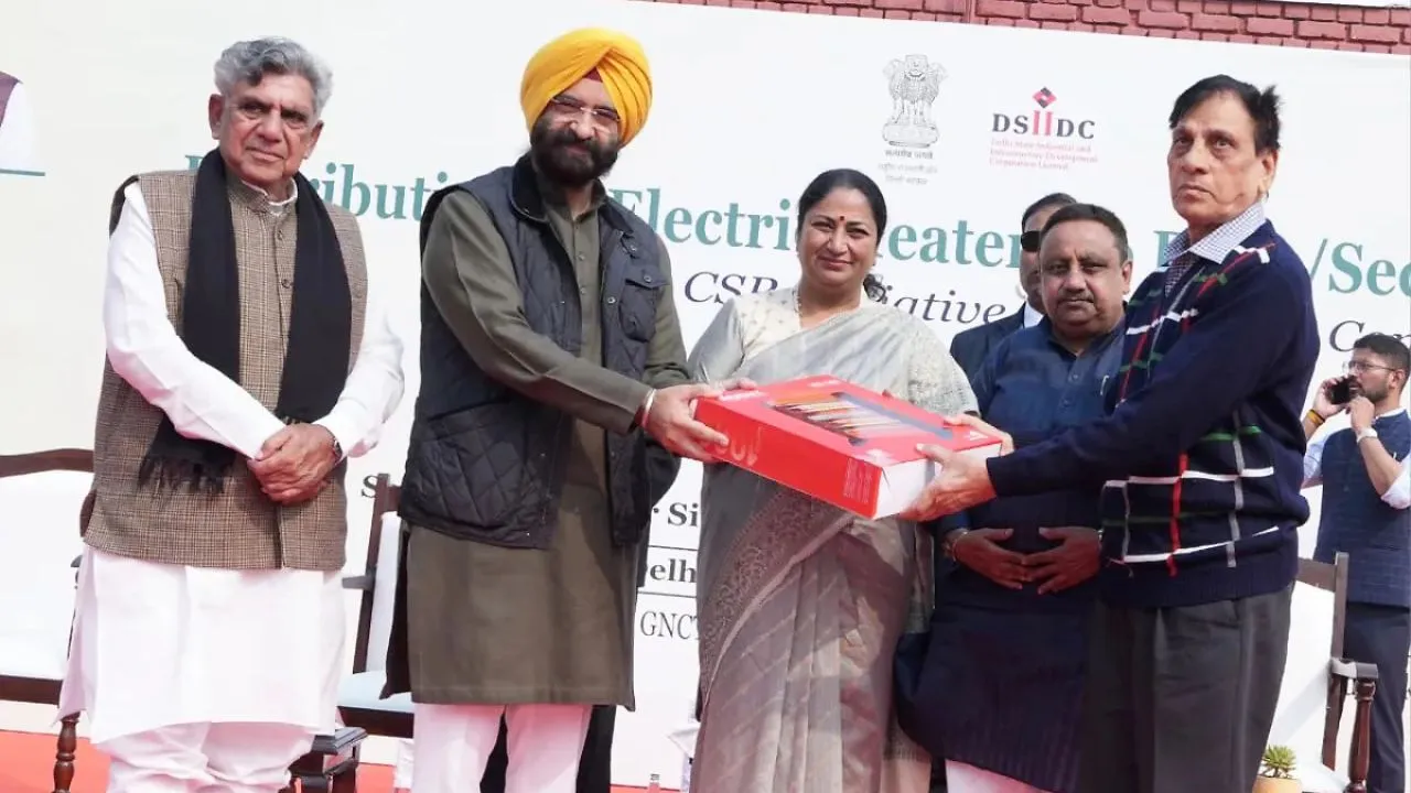Delhi सरकार दे रही 10,000 इलेक्ट्रिक हीटर, जानिए कैसे यह CSR Initiative बदल सकता है शहर की Winter!