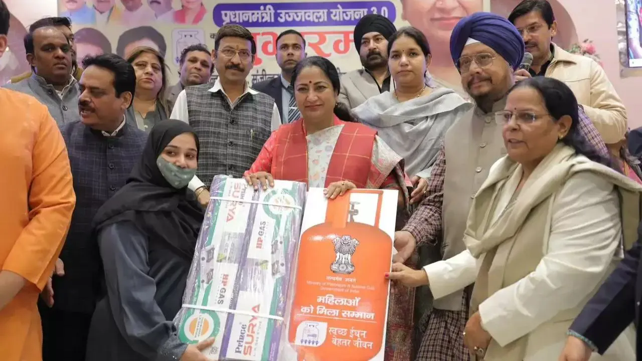 PM-Ujjwala Yojana के तहत वज़ीरपुर में महिलाओं को गैस कनेक्शन, CM ने इसे नई सुबह और सुरक्षित भविष्य बताया