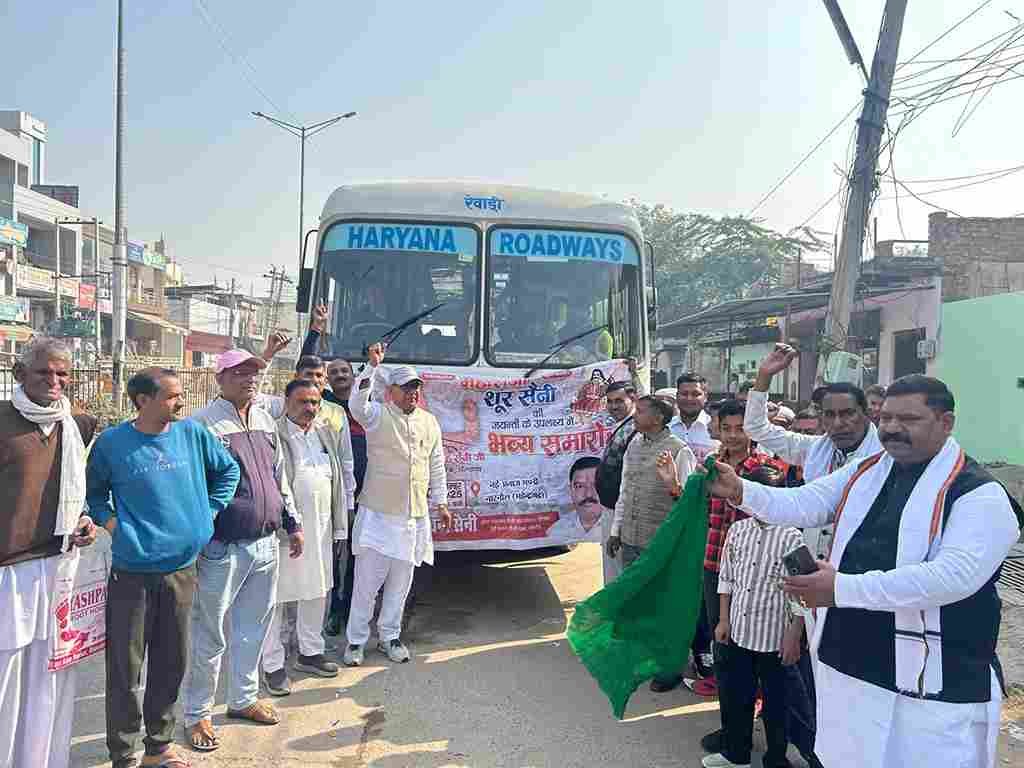 धारूहेड़ा: बस को हरी झंडी दिखाकर रवाना करते हुए पूर्व प्रधान खेमचंद सैनी