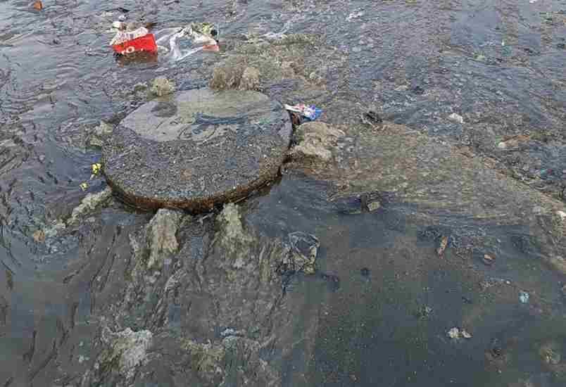 Dharuhera: 5 जगह सीवर चौक, सड़कों पर जलभराव 1 धारूहेड़ा: तहसील के पास हो रहा सीवरज ओवरफ्लों