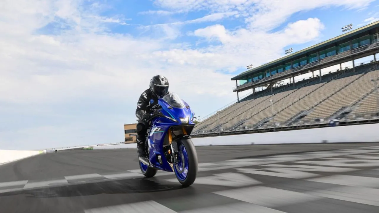 नई Yamaha R7 में स्पोर्टी लुक और एडवांस टेक्नोलॉजी, राइडिंग एक्सपीरियंस हुआ और बेहतर