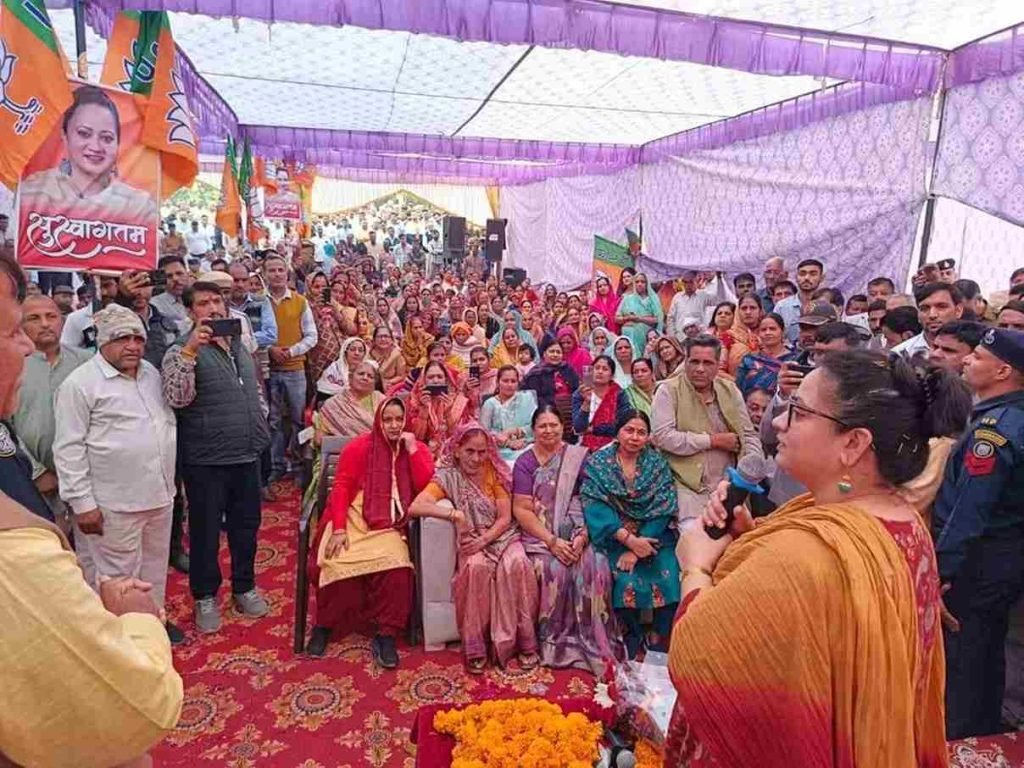 धारूहेड़ा: बेस्टेक सोसायटी में लोगो की समस्या सुनती हुई स्वास्थ्य मंत्री आरती राव व स्वागत करत हुए लोग