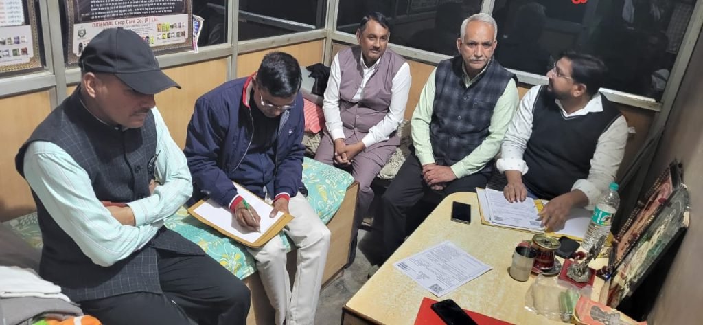 Rewari News: धारूहेड़ा में खाद बीज की दुकानों पर CM Flying की रेड 1 धारूहेड़ा: खाद व बीज की दुकान पर जांच करने पहुंची टीम