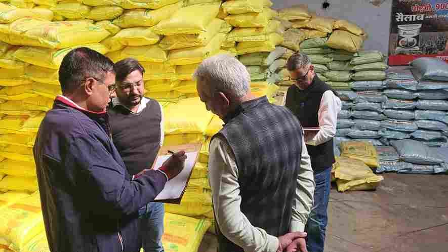 धारूहेड़ा: खाद व बीज की दुकान पर जांच करने पहुंची टीम