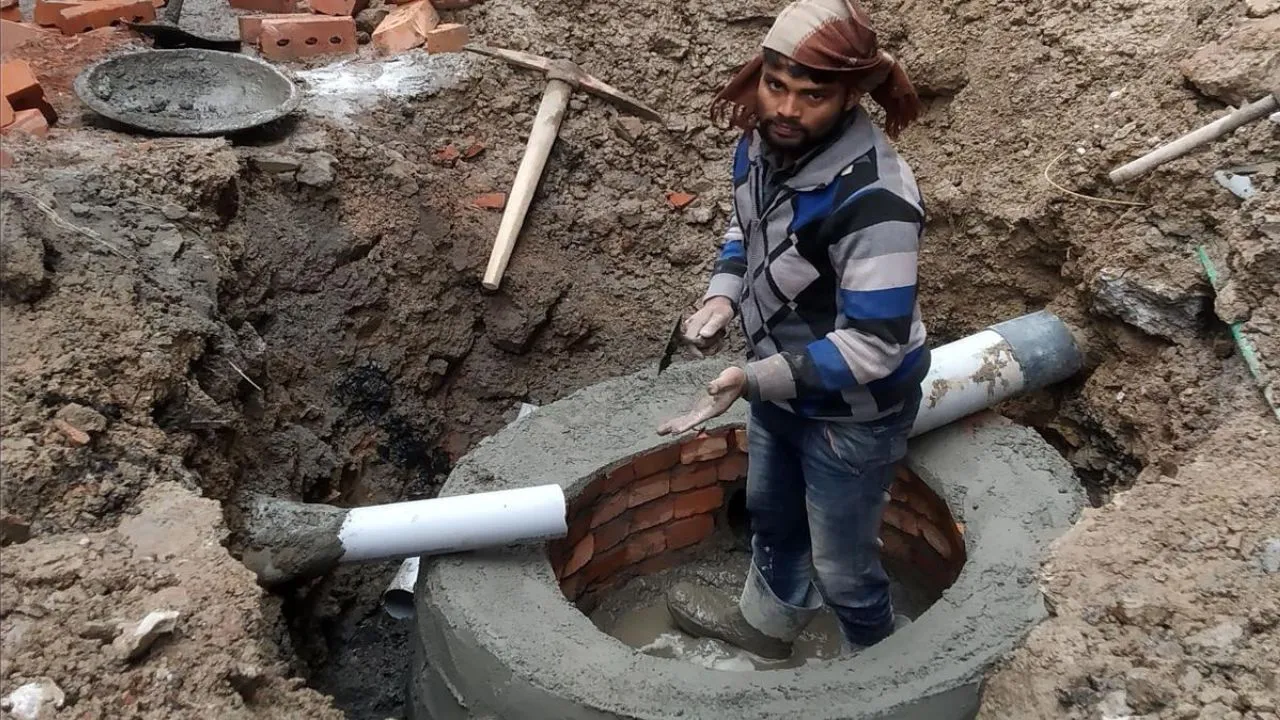 Amrit Project Part-1 रुका, 20 से ज्यादा कॉलोनियों में सीवर लाइन बिछाने में सिर्फ दो मैनहोल क्यों बने विवाद।