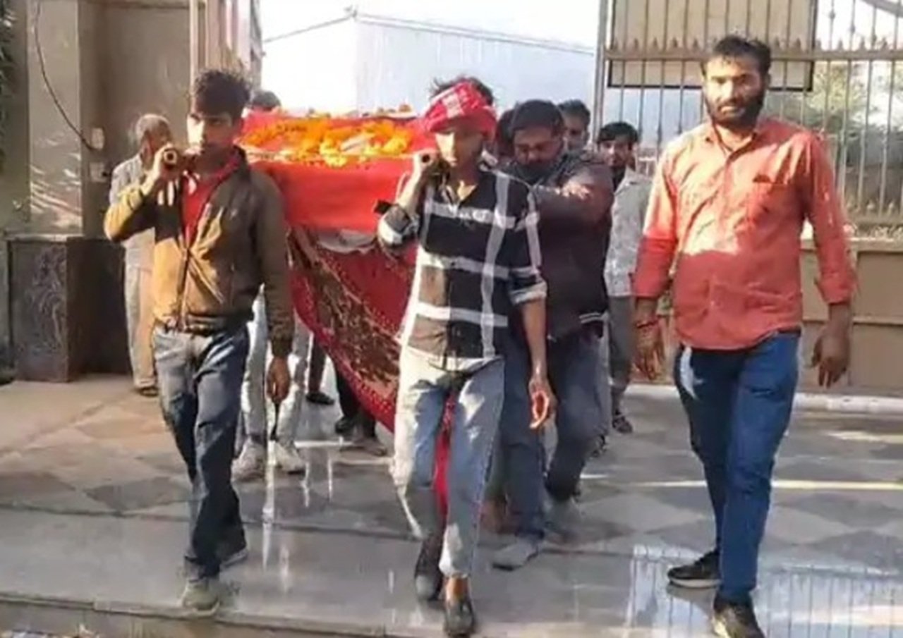 दोनों के शव को श्मशान घाट लेकर आते परिवार के लोग।