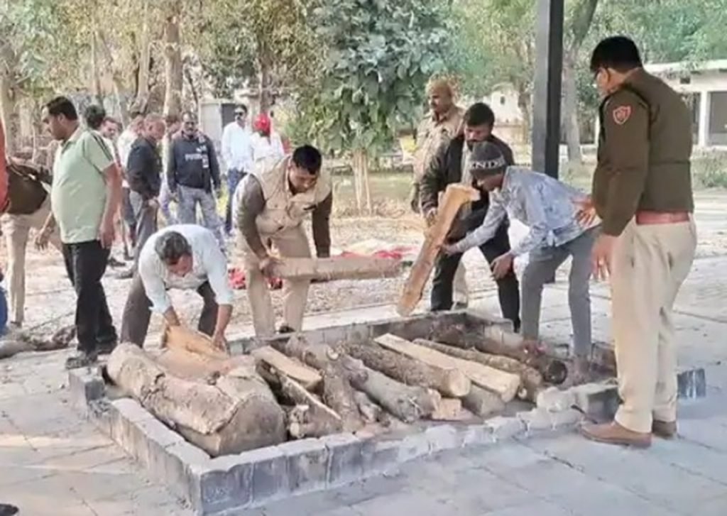 धारूहेड़ा पुलिस की टीम भी अंतिम संस्कार के लिए श्मशान घाट पहुंची।