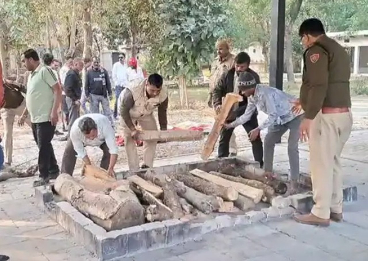 धारूहेड़ा पुलिस की टीम भी अंतिम संस्कार के लिए श्मशान घाट पहुंची।