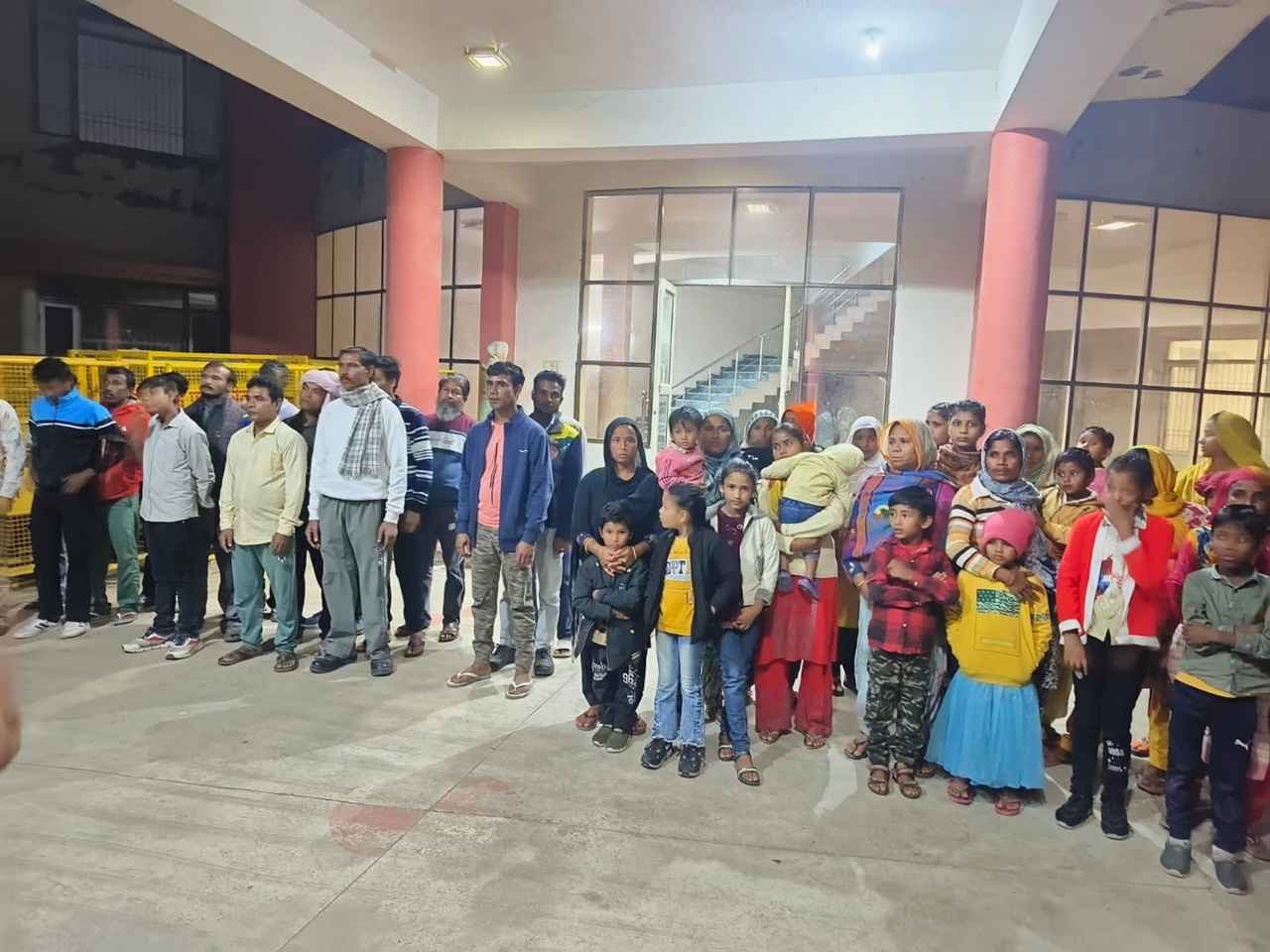 रेवाड़ी। एसपी रेवाडी श्री हेमेंद्र कुमार मीणा, आईपीएस के कुशल मार्गदर्शन में कार्य करते हुए रेवाड़ी पुलिस ने शनिवार देर सायं बांग्लादेशी नागरिकों को डिपोर्ट करने की प्रक्रिया शुरू की दी