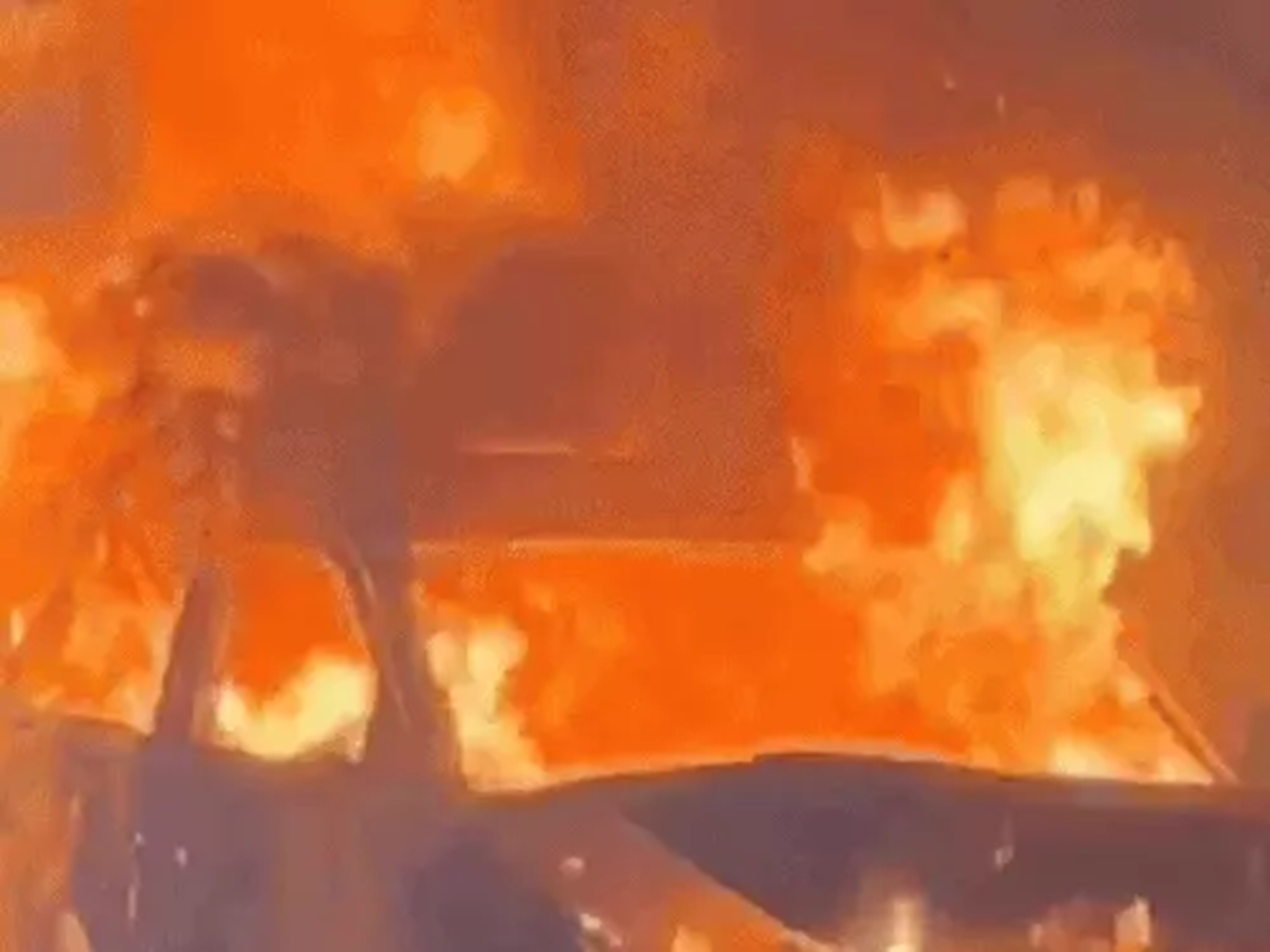 NH-48 रेवाड़ी में ब्रेजा कार बनी आग का गोला, चालक ने कूद कर बचाई जान