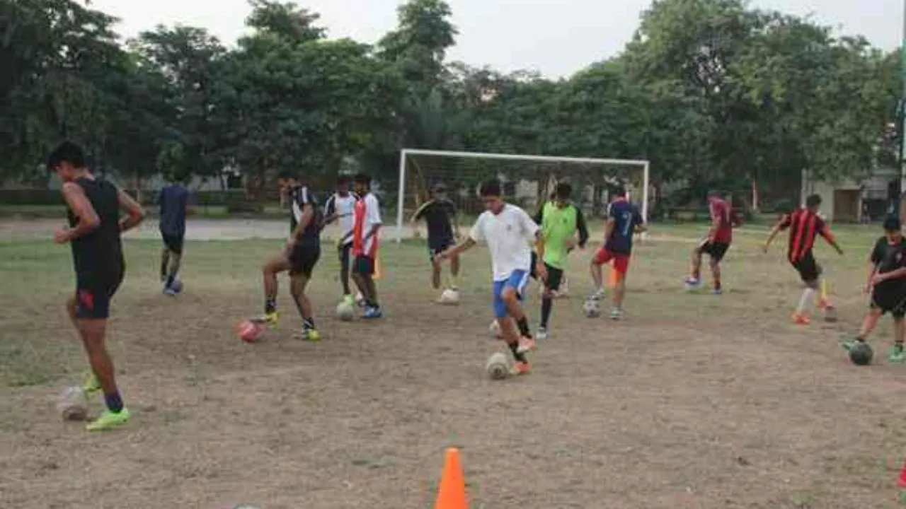 Sonipat के कोच Sunil Rathi ने ग्रामीण लड़कियों के सपनों को उड़ान दी, मुफ्त फुटबॉल ट्रेनिंग और उपकरण दे रहे।